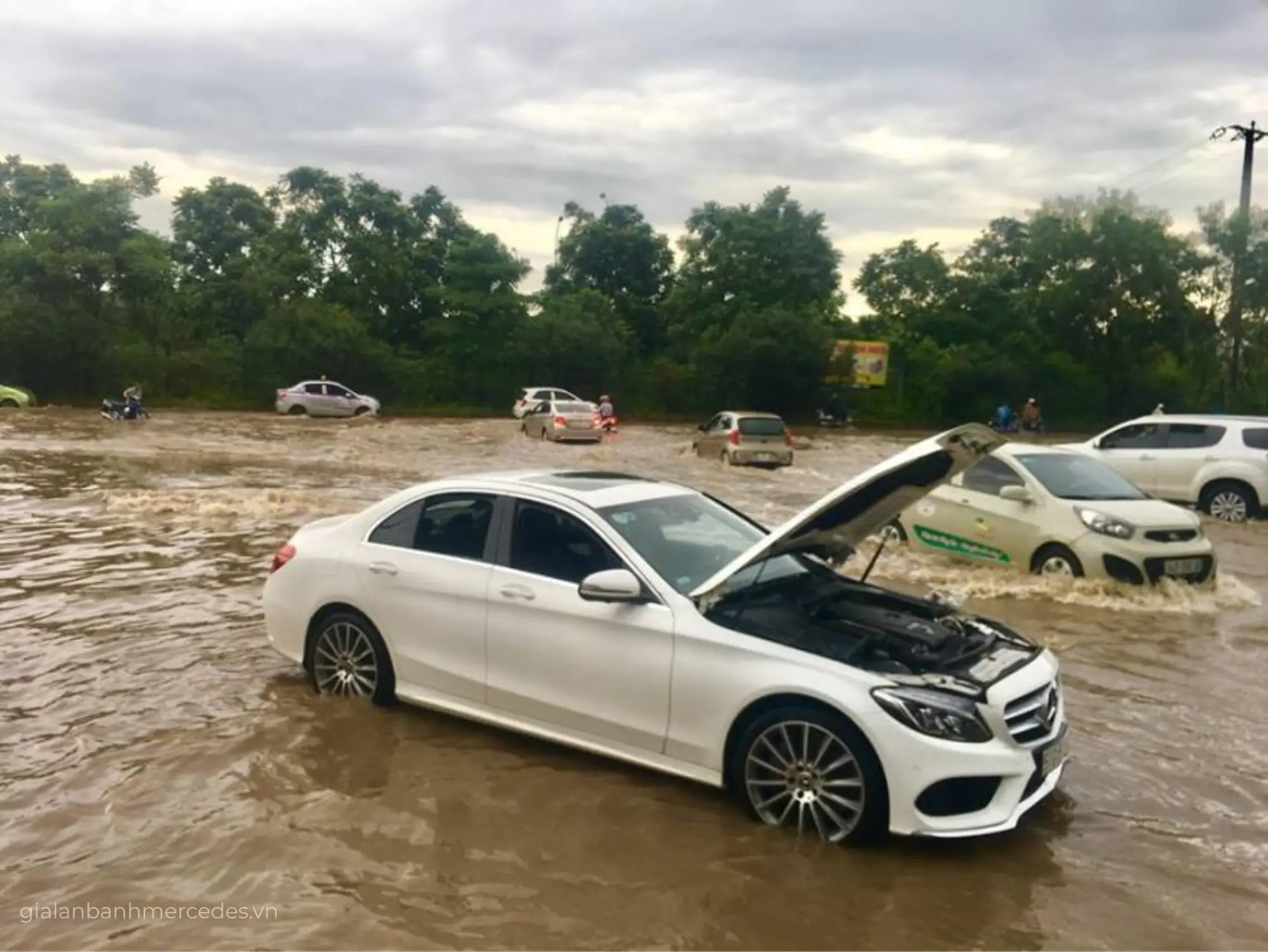 Chi phí sửa chữa xe ô tô ngập nước