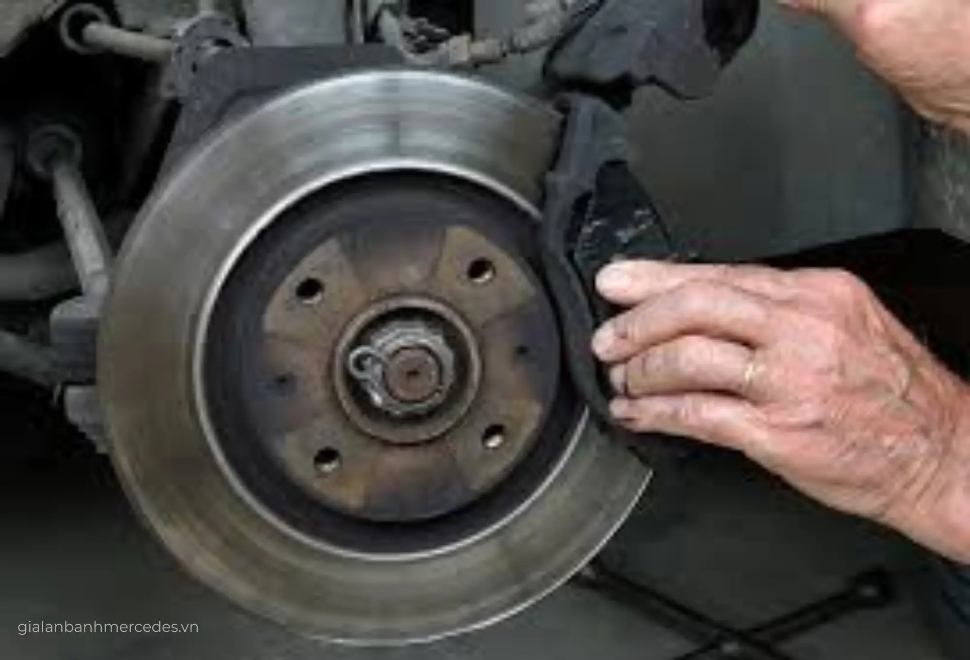 phanh ôtô kêu do bùn đất kẹt